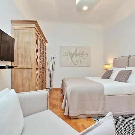 Deza Ripetta Serendipity, Rebirth And * Rzym